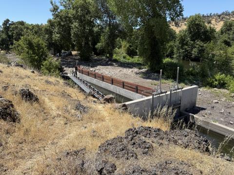 New fish screen at DCID diversion where a dam was removed and a roughened rock ramp constructed. Photo credit: Eric Ginney